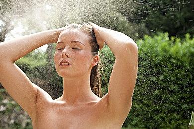 上班累了就去《模拟农场20》种田休息一下吧。